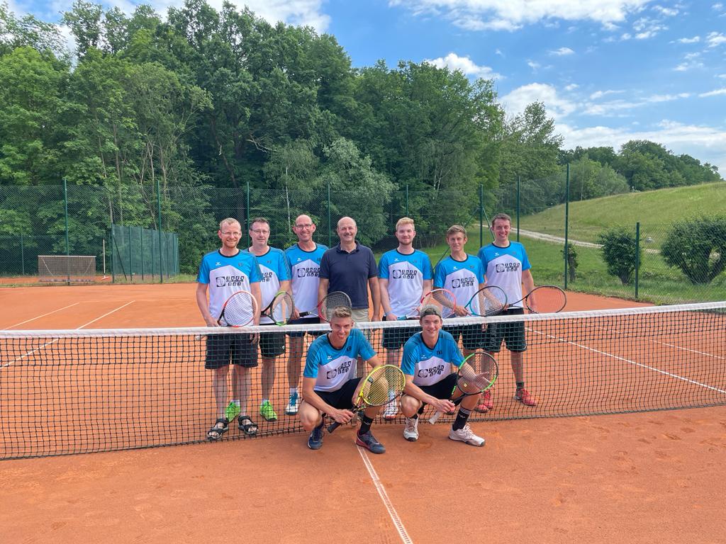 Mannschaftsfoto Schmöllner Herren mit Rene Heidl vom Trikosponsor Indusol